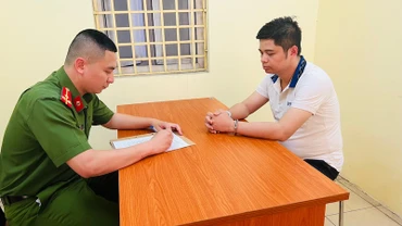 Đối tượng Trương Việt Hùng tại cơ quan Công an.