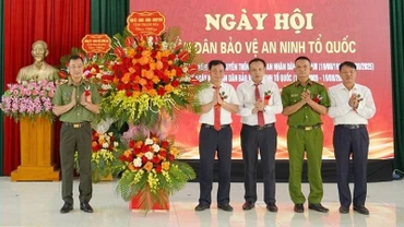 Lãnh đạo Công an tỉnh Thanh Hóa tặng hoa chúc mừng xã Đồng Tiến.