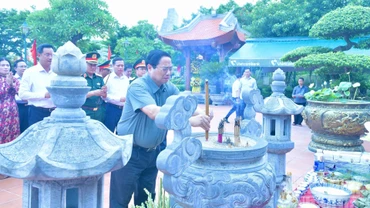 Thủ tướng Phạm Minh Chính dâng hương tại Đền thờ Chủ tịch Hồ Chí Minh và các Anh hùng liệt sĩ. (Ảnh: THANH GIANG)