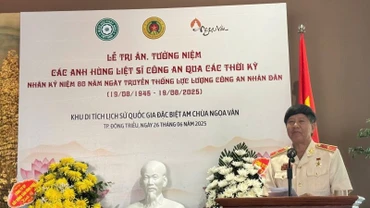 Thiếu tướng Vũ Hùng Vương, Anh hùng lực lượng vũ trang nhân dân, nguyên Phó Tổng Cục trưởng Tổng cục Cảnh sát nhân dân, nguyên Cục trưởng Cục cảnh sát phòng chống tội phạm về ma túy, Phó Chủ tịch thường trực Hội Cựu công an nhân dân Việt Nam tại lễ tri ân. (Ảnh: HNV)