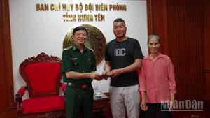 Thượng tá Ngô Quang Phiên, Chủ nhiệm Chính trị (Ban Chỉ huy Bộ đội Biên phòng tỉnh Hưng Yên) trao trả lại tài sản nhặt được trên đường cho người dân.