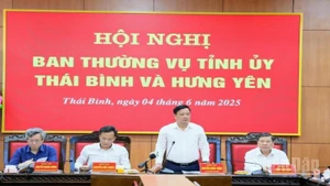 Đồng chí Nguyễn Khắc Thận, Bí thư Tỉnh ủy Thái Bình, phát biểu khai mạc buổi làm việc giữa Ban Thường vụ Tỉnh ủy Hưng Yên và Thái Bình.