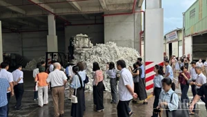 Các đại biểu tham quan dây chuyền tái chế nhựa PP để sản xuất hạt nhựa tái sinh và bao bì PP của Công ty Thuận Đức (tỉnh Hưng Yên).