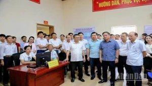 Lãnh đạo tỉnh Thái Bình dự buổi diễn tập thử nghiệm mô hình hoạt động của cơ quan Đảng, chính quyền, Mặt trận Tổ quốc xã Long Hưng.
