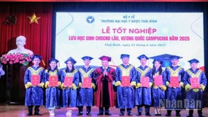 Trao bằng tốt nghiệp cho các lưu học sinh.
