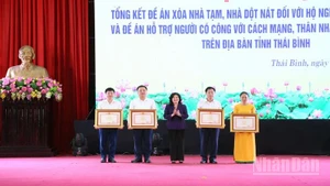 Đồng chí Nguyễn Thị Hà, Thứ trưởng Bộ Nội vụ tặng bằng khen của Thủ tướng Chính phủ cho các tập thể, cá nhân có thành tích xuất sắc trong thực hiện phong trào “Chung tay xóa nhà tạm, nhà dột nát”.