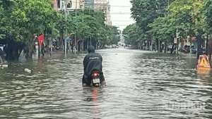 Nhiều tuyến đường ở Hưng Yên mênh mông nước.