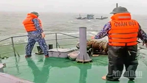 Cán bộ, chiến sĩ Bộ đội biên phòng thực hiện lai dắt thành công phương tiện (bè) của ngư dân Thanh Hóa chết máy, trôi dạt trên biển chiều 19/7/2025.