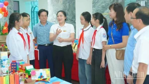 Bí thư Đảng ủy xã Vũ Thư, tỉnh Hưng Yên Phạm Thị Như Phong trao đổi với các em học sinh trên địa bàn. 