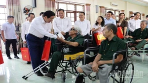 Đồng chí Phan Đình Trạc ân cần thăm hỏi, chúc sức khỏe thương binh, bệnh binh tại Trung tâm Điều dưỡng, chăm sóc người có công tỉnh Hưng Yên.