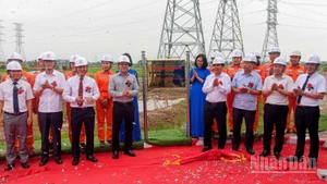 Các đại biểu thực hiện nghi thức cắt băng khánh thành và gắn biển công trình.