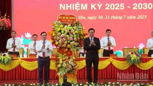 Đồng chí Nguyễn Hữu Nghĩa, Bí thư Tỉnh ủy Hưng Yên tặng hoa chúc mừng Đại hội.