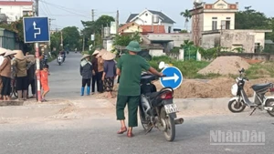 Người dân thôn Phú Lễ Thượng (xã Tân Thuận, tỉnh Hưng Yên) hằng ngày đi lại qua tuyến đường nội xã có dự án đường vành đai phía nam cắt qua.