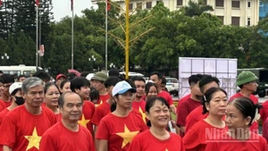 Hoạt động đi bộ được tổ chức quy mô cấp tỉnh tại Quảng trường Nguyễn Văn Linh (phường Phố Hiến, tỉnh Hưng Yên).