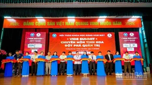 Các đại biểu cắt băng khai mạc hội thảo khoa học chuyên ngành răng hàm mặt.