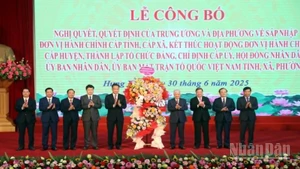 Đồng chí Đỗ Văn Chiến, Ủy viên Bộ Chính trị, Bí thư Trung ương Đảng, Chủ tịch Ủy ban Trung ương Mặt trận Tổ quốc Việt Nam tặng hoa chúc mừng.