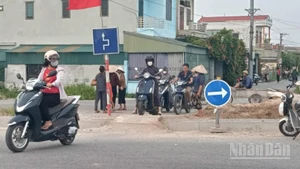 Người dân đi lại khó khăn qua thôn Phú; Lễ Thượng (xã Tân Thuận, tỉnh Hưng Yên) do đường vành đai phía nam cắt ngang đường nội xã, trong thiết kế không bố trí nút giao có đèn tín hiệu.