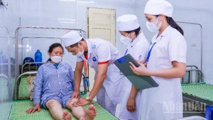 Sinh viên học thực hành tại Bệnh viện Đại học Y Thái Bình.