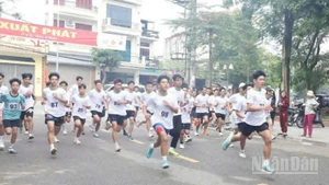 Các vận động viên trên đường chạy việt dã chung quanh công viên Nam Hòa (tỉnh Hưng Yên).