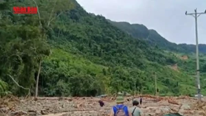 [Video] Tiếp cận bản Phá Mựt sau 5 ngày bị cô lập do mưa lũ
