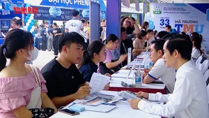 [Video] Nhiều trường đại học hạ điểm sàn: Cẩn trọng với “điểm thấp, chuẩn cao”