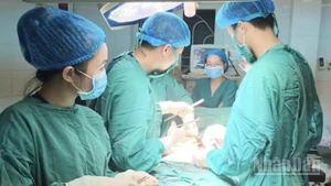 Kíp phẫu thuật Bệnh viện đa khoa Kiến Xương (tỉnh Hưng Yên) thực hiện ca phẫu thuật kéo dài 3 tiếng, giành lại sự sống cho bệnh nhân bị tai nạn giao thông.