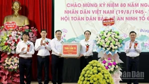 Thường trực Ban Bí thư Trần Cẩm Tú tặng hoa, tặng quà Đảng bộ, chính quyền xã Đông Hưng (tỉnh Hưng Yên).