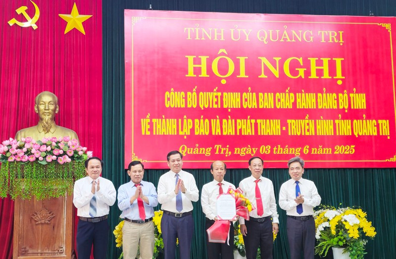 Bí thư Tỉnh ủy Quảng Trị Nguyễn Long Hải trao quyết định thành lập Báo và Đài Phát thanh-Truyền hình tỉnh Quảng Trị.