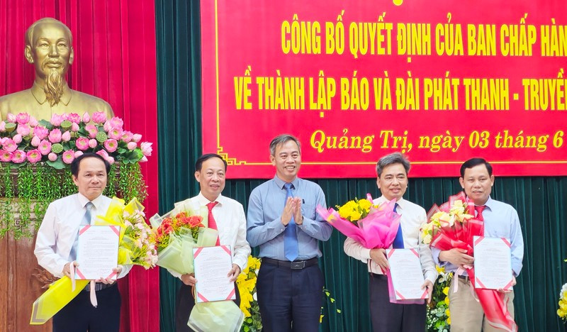 Phó Bí thư Thường trực Tỉnh ủy, Chủ tịch Hội đồng nhân dân tỉnh Nguyễn Đăng Quang trao quyết định bổ nhiệm 4 Phó Tổng Biên tập của Báo và Đài Phát thanh-Truyền hình tỉnh Quảng Trị. qd3.jpg