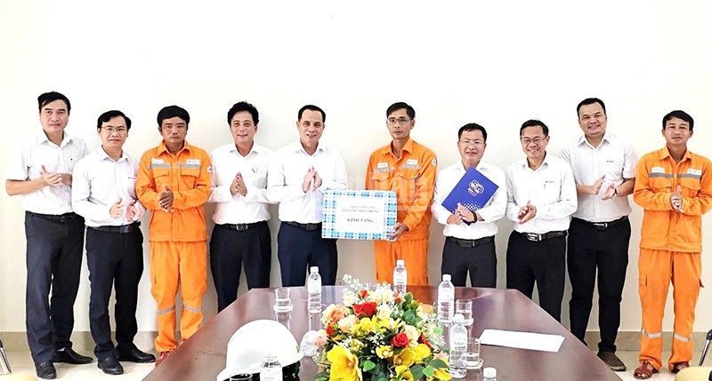 Lãnh đạo Tổng công ty Điện lực miền Trung tặng quà cho cán bộ, công nhân viên lao động Đội quản lý Điện Cồn Cỏ. ndo_c_cc.jpg