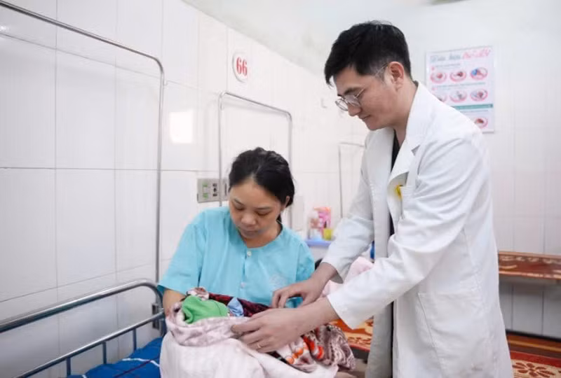 Bác sĩ khoa Phụ sản giành lại sự sống cho mẹ con sản phụ xuất huyết buồng ối hiếm gặp.