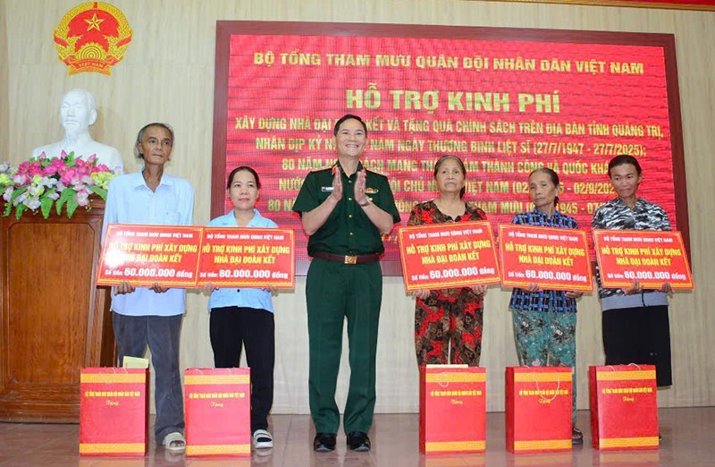 Trung tướng Phạm Trường Sơn trao biển tượng trưng hỗ trợ kinh phí xây dựng Nhà Đại đoàn kết tại xã Quảng Ninh. 3.jpg