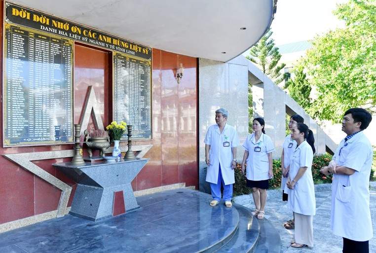 Nhà bia liệt sĩ được đặt tại khuôn viên Bệnh viện đa khoa khu vực Vĩnh Linh ngày nay. da-khoa-22.jpg