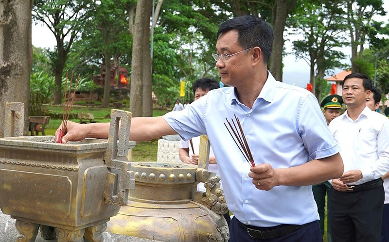 Bí thư Tỉnh ủy Lê Ngọc Quang dâng hương tại Di tích Nhà tù Lao Bảo. q4.jpg