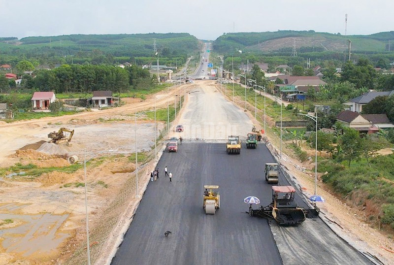 Đường bộ cao tốc bắc-nam phía đông đoạn qua tỉnh Quảng Trị đang khẩn trương hoàn thành các công đoạn cuối để thông xe. ndo_c_tu3.jpg