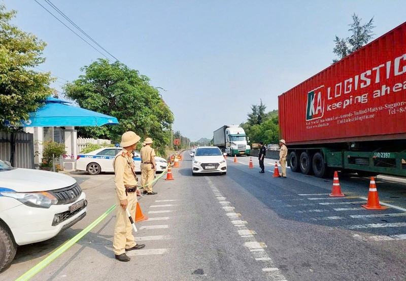 Cảnh sát giao thông Quảng Trị triển khai đồng loạt các tổ tuần tra kiểm soát bảo đảm an toàn giao thông. 