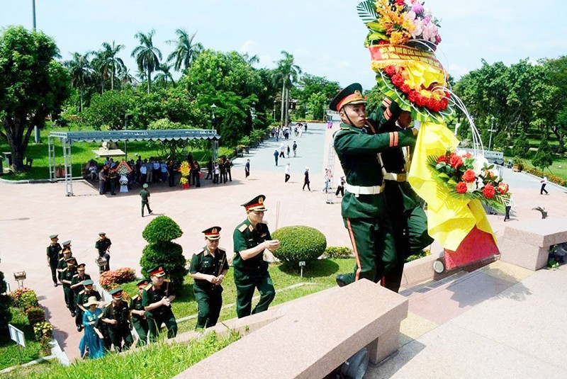 Đoàn công tác Bộ Tổng Tham mưu dâng hoa tại Khu di tích quốc gia đặc biệt Thành cổ Quảng Trị. 4.jpg