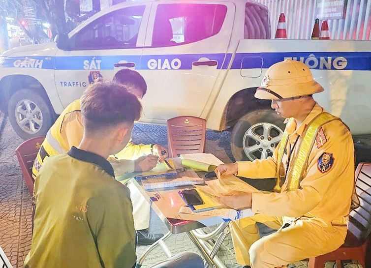 Lực lượng Cảnh sát Giao thông tỉnh Quảng Trị tuần tra xử lý vi phạm. giao-thong-3.jpg
