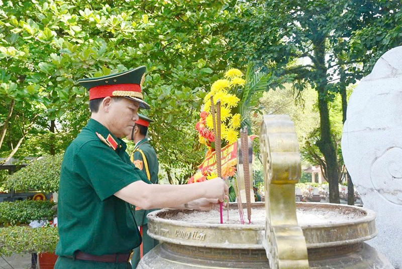 Trung tướng Phạm Trường Sơn dâng hương tại Nghĩa trang liệt sĩ Quốc gia Trường Sơn. 2.jpg