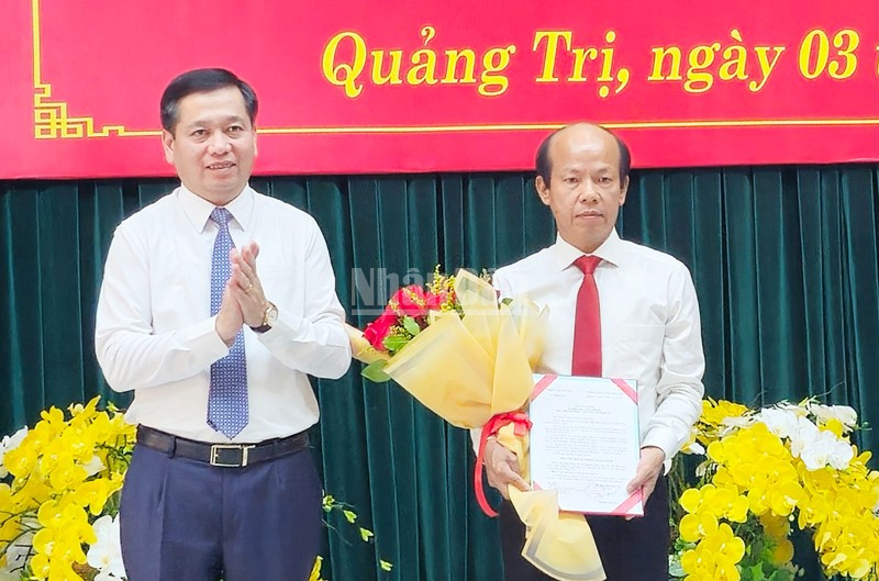 Bí thư Tỉnh ủy Quảng Trị Nguyễn Long Hải trao quyết định bổ nhiệm nhà báo Võ Nguyên Thủy giữ chức vụ Tổng Biên tập Báo và Đài Phát thanh-Truyền hình tỉnh Quảng Trị. ndo_c_qd2.jpg
