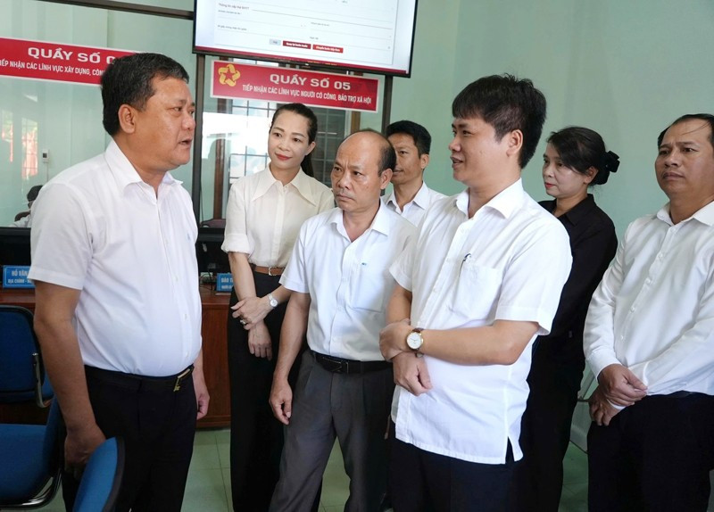 Lãnh đạo tỉnh Quảng Trị kiểm tra tại Trung tâm phục vụ hành chính công xã An toàn khu Ba Lòng. phong-2.jpg