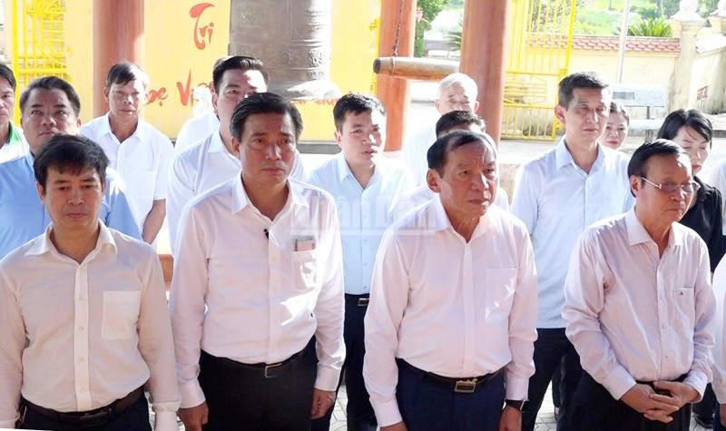 Bộ trưởng Văn hóa, Thể thao và Du lịch Nguyễn Văn Hùng cùng lãnh đạo địa phương thực hiện nghi lễ tưởng niệm tại Khu lưu niệm Bà mẹ Việt Nam anh hùng xã Hải Lăng. ndo_c_hung-1.jpg