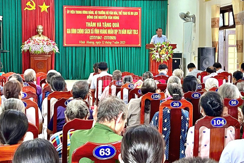Bộ trưởng Văn hóa, Thể thao và Du lịch Nguyễn Văn Hùng thăm hỏi, chia sẻ với người có công với cách mạng ở xã Vĩnh Hoàng. ndo_c_hung-2.jpg