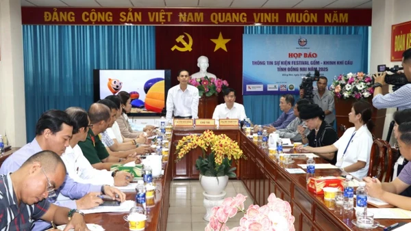 Quang cảnh buổi họp báo.