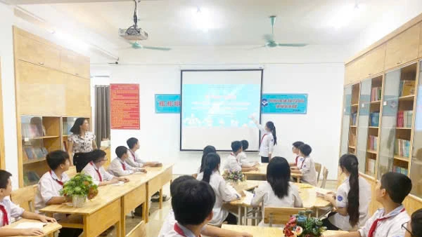 Buổi tự học tại thư viện Trường trung học cơ sở Vĩnh Tường.