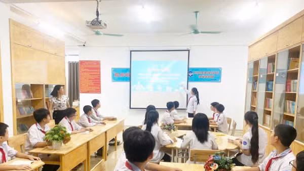 Buổi tự học tại thư viện Trường trung học cơ sở Vĩnh Tường.