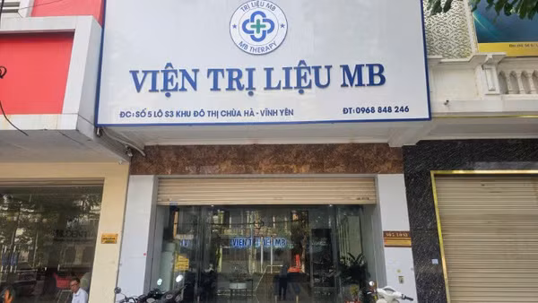 Biển hiệu “Viện trị liệu MB” tại khu đô thị Chùa Hà Tiên, thành phố Vĩnh Yên, chưa được tháo dỡ.