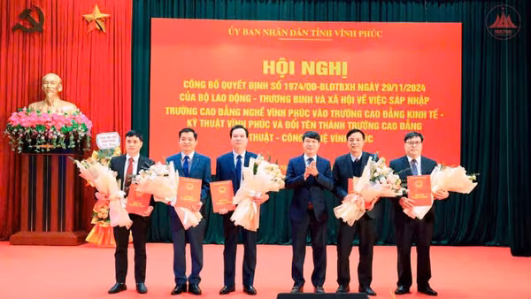 Phó Chủ tịch Ủy ban nhân dân tỉnh Nguyễn Khắc Hiếu trao các quyết định bổ nhiệm Hiệu trưởng, Phó Hiệu trưởng.