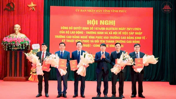 Phó Chủ tịch Ủy ban nhân dân tỉnh Nguyễn Khắc Hiếu trao các quyết định bổ nhiệm Hiệu trưởng, Phó Hiệu trưởng.