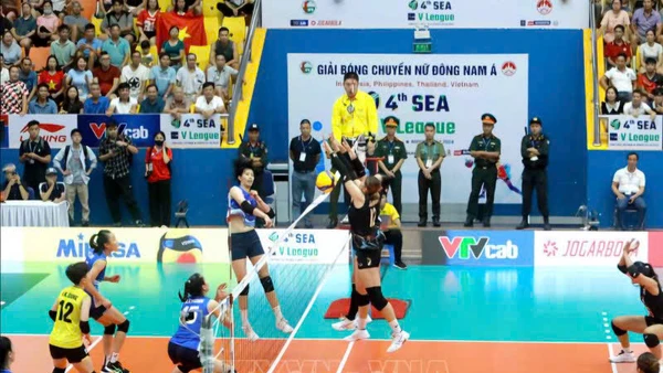 Đội tuyển Thái Lan (trang phục đen) và đội tuyển Việt Nam thi đấu tại giải bóng chuyền nữ Đông Nam Á tổ chức tại Vĩnh Phúc.